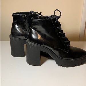 ONLY WORE ONCE - FOREVER 21 COMBAT BOOTS SIZE 7